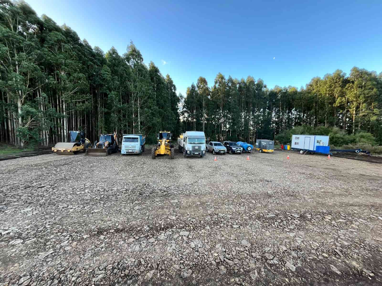 Camión y excavadora cargando